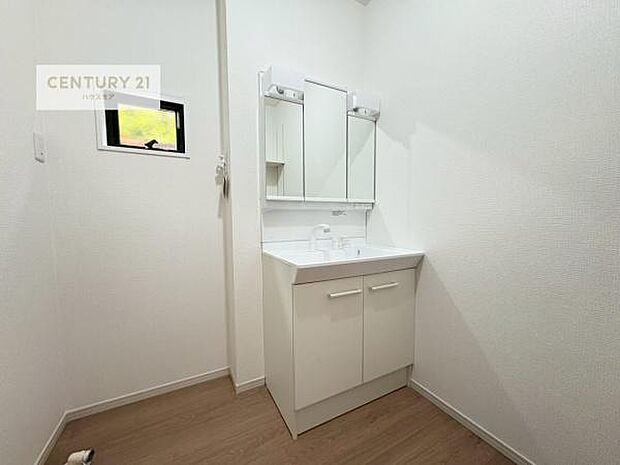 小窓付きの明るい洗面室です!湿気もすぐに入れ替えができて清潔に保つことができます!自然光が差し込むのでお化粧の仕上がりも良くなりますね!