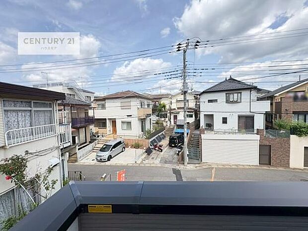 晴れた日には青い空を見渡せる開放的な時間を楽しめます。気持ちの良い風が通り抜ける街並みです!緑が映える眺望で癒されますね!