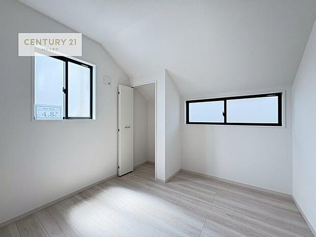 掃き出し窓がないお部屋は、お子様のお部屋としても安心です！収納スペースも充実しているので散らかったお部屋をサッと片付けられます！
