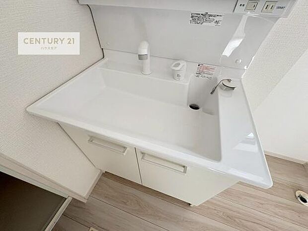 深い洗面台ボウルは、水が跳ねにくいのでお手入れが楽々！清潔感が保てます！キレイな洗面所で自分磨きのモチベーションが上がりますね！
