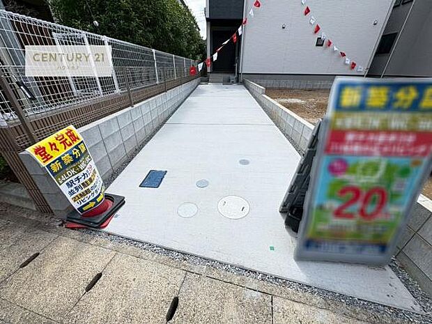 駐車スペースは2台分あります！セカンドカーはもちろん、バイクや自転車なども置き場所に困りません。