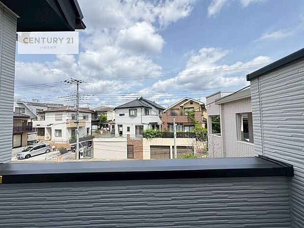 晴れた日には青い空を見渡せる開放的な時間を楽しめます。気持ちの良い風が通り抜ける街並みです！緑が映える眺望で癒されますね！