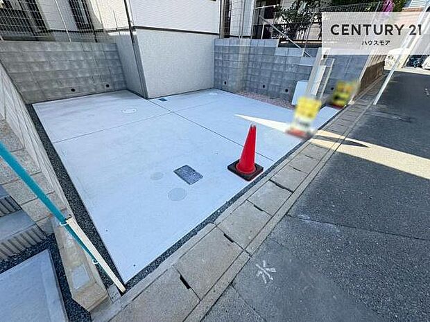 駐車スペースは2台分あります!セカンドカーはもちろん、バイクや自転車なども置き場所に困りません。