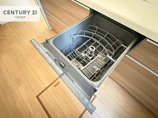 食洗機付きのキッチンです！忙しい時や手荒れ防止として大変活躍する便利な仕様です！ビルトインなのでキッチンの場所を取らず調理スペースを広く使うことが出来ます！