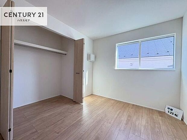 掃き出し窓がないお部屋は、お子様のお部屋としても安心です！収納スペースも充実しているので散らかったお部屋をサッと片付けられます！