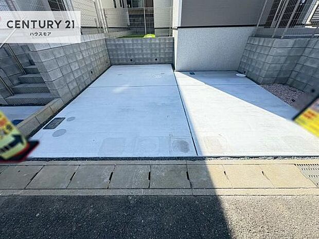 駐車スペースは2台分あります！セカンドカーはもちろん、バイクや自転車なども置き場所に困りません。