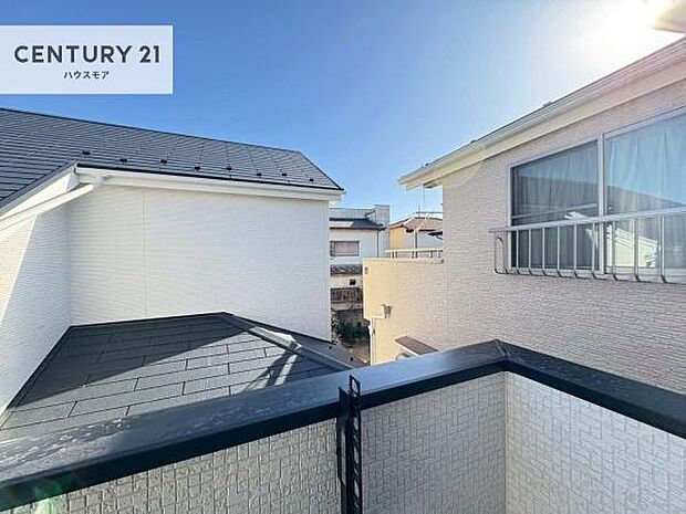 晴れた日には青い空を見渡せる開放的な時間を楽しめます。気持ちの良い風が通り抜ける街並みです！