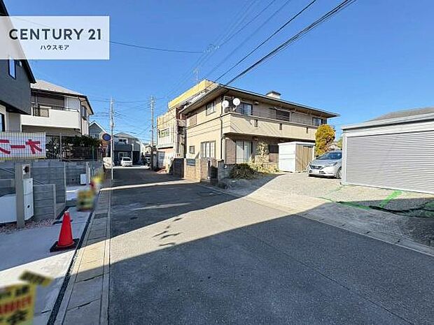 前面道路6ｍ！陽当り良好な立地です。車庫入れが苦手な方も安心ですね。