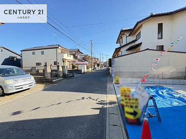 前面道路6m!陽当り良好な立地です。車庫入れが苦手な方も安心ですね。