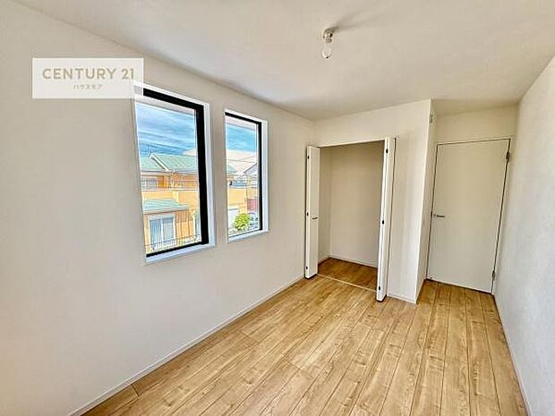 掃き出し窓がないお部屋は、お子様のお部屋としても安心です！収納スペースも充実しているので散らかったお部屋をサッと片付けられます！