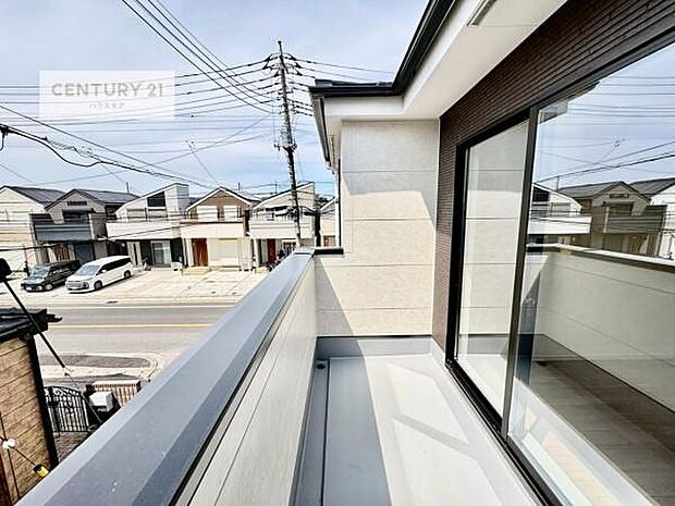 広々としたバルコニーで一日の始まりをスタート！お洗濯ものをたっぷり気持ちよく干せます！