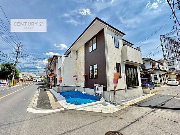 前面道路4ｍ×8.9ｍ！陽当り良好な立地です。車庫入れが苦手な方も安心ですね。