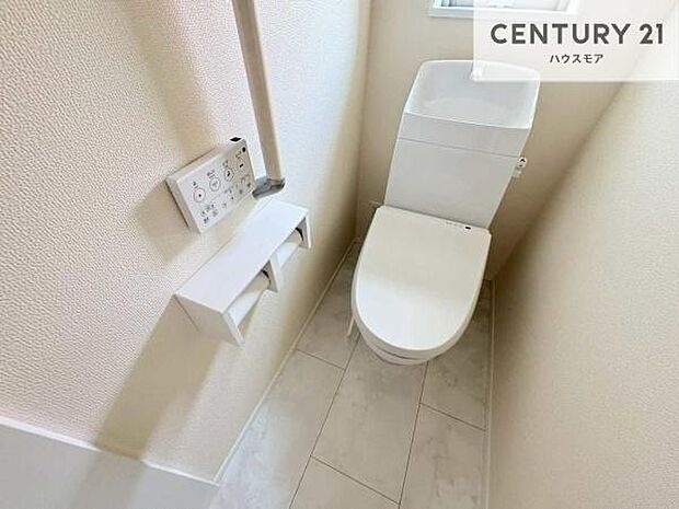 1・2階にトイレがございます！朝の忙しい時間帯も待たずにすみそうですね。白を基調とした清潔感のあるトイレでお手入れがしやすいです！