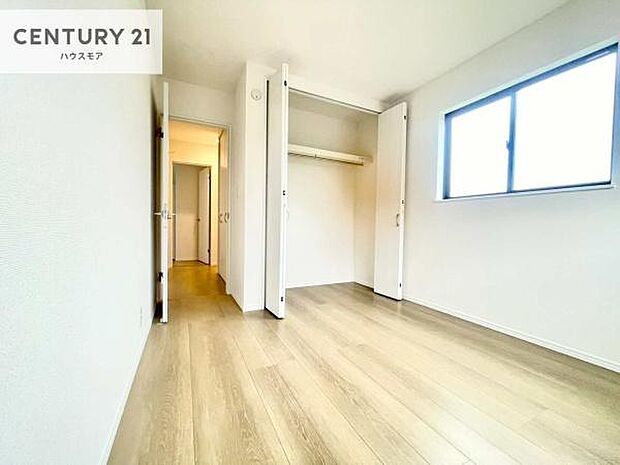 掃き出し窓がないお部屋は、お子様のお部屋としても安心です!収納スペースも充実しているので散らかったお部屋をサッと片付けられます!