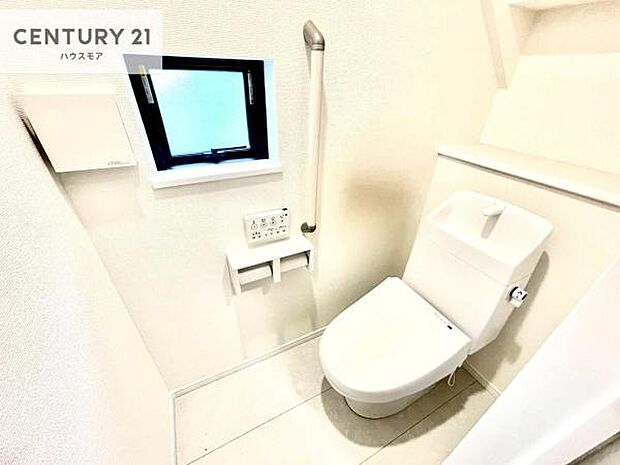 1・2階にトイレがございます!朝の忙しい時間帯も待たずにすみそうですね。白を基調とした清潔感のあるトイレでお手入れがしやすいです!