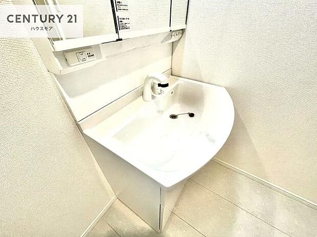 深い洗面台ボウルは、水が跳ねにくいのでお手入れが楽々!清潔感が保てます!キレイな洗面所で自分磨きのモチベーションが上がりますね!