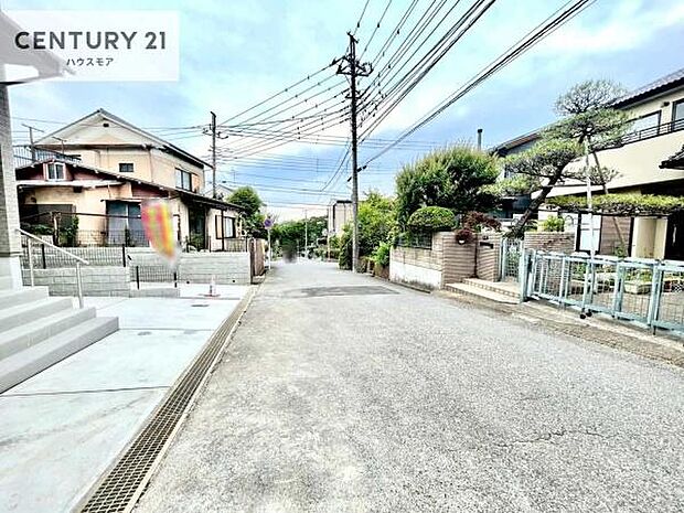 前面道路は6m!陽当り良好な立地です。車庫入れが苦手な方も安心ですね。