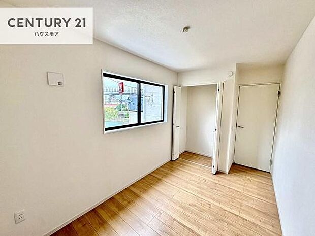 掃き出し窓がないお部屋は、お子様のお部屋としても安心です!収納スペースも充実しているので散らかったお部屋をサッと片付けられます!