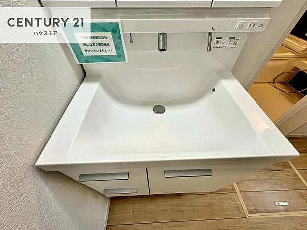 深い洗面台ボウルは、水が跳ねにくいのでお手入れが楽々!清潔感が保てます!キレイな洗面所で自分磨きのモチベーションが上がりますね!