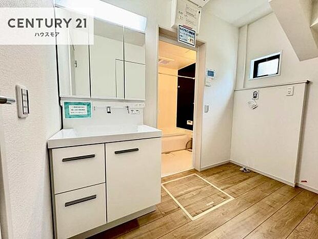 小窓付きの明るい洗面室です!湿気もすぐに入れ替えができて清潔に保つことができます!自然光が差し込むのでお化粧の仕上がりも良くなりますね!