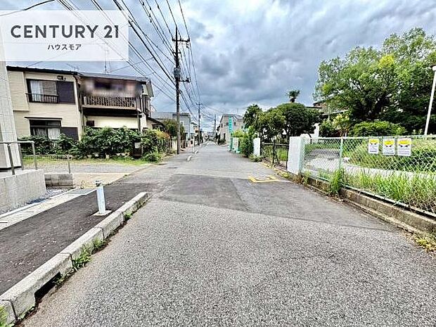 前面道路は7.3m!陽当り良好な立地です。車庫入れが苦手な方も安心ですね。