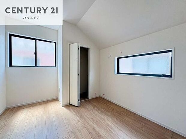 掃き出し窓がないお部屋は、お子様のお部屋としても安心です！収納スペースも充実しているので散らかったお部屋をサッと片付けられます！