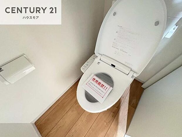 1・2階にトイレがございます！朝の忙しい時間帯も待たずにすみそうですね。白を基調とした清潔感のあるトイレでお手入れがしやすいです！