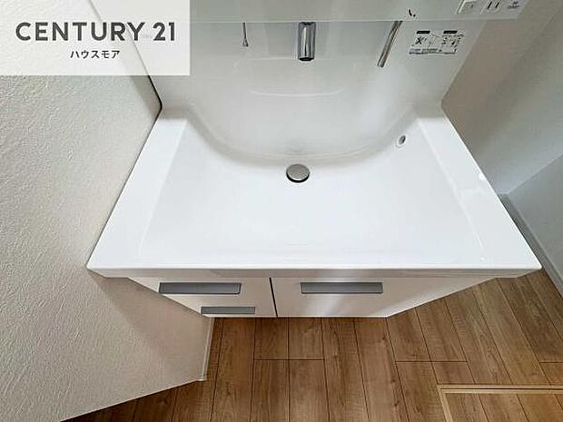 深い洗面台ボウルは、水が跳ねにくいのでお手入れが楽々！清潔感が保てます！キレイな洗面所で自分磨きのモチベーションが上がりますね！