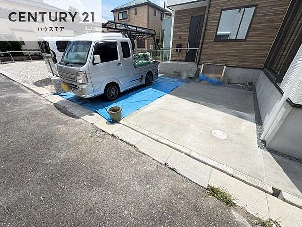 駐車スペースは2台分あります！セカンドカーはもちろん、バイクや自転車なども置き場所に困りません。