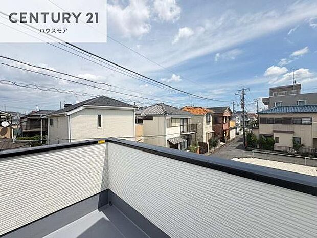 晴れた日には青い空を見渡せる開放的な時間を楽しめます。気持ちの良い風が通り抜ける街並みです！
