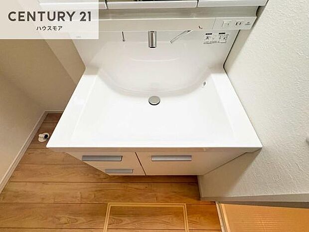 深い洗面台ボウルは、水が跳ねにくいのでお手入れが楽々！清潔感が保てます！キレイな洗面所で自分磨きのモチベーションが上がりますね！【現地販売会開催中】