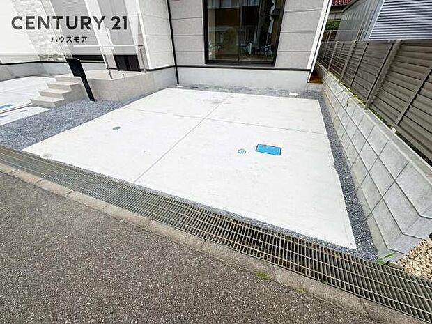 駐車スペースは2台分あります！セカンドカーはもちろん、バイクや自転車なども置き場所に困りません。【現地販売会開催中】