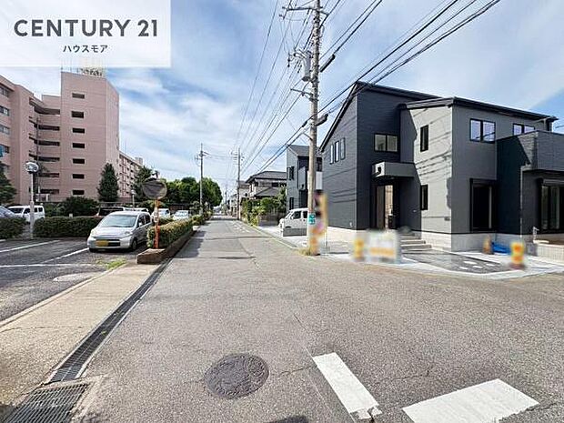 前面道路5.9m×5.9m!陽当り良好な立地です。車庫入れが苦手な方も安心ですね。