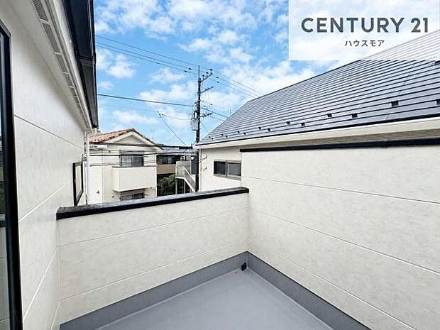 晴れた日には青い空を見渡せる開放的な時間を楽しめます。気持ちの良い風が通り抜ける街並みです!