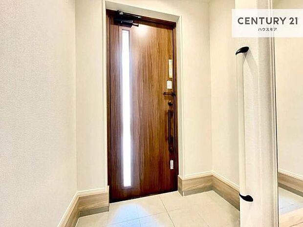落ち着きのある広々とした玄関です！スッキリと清潔感のある心地の良い空間が出迎えてくれます。