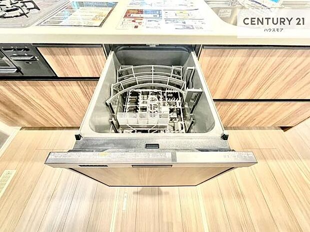 食洗機付きのキッチンです！忙しい時や手荒れ防止として大変活躍する便利な仕様です！ビルトインなのでキッチンの場所を取らず調理スペースを広く使うことが出来ます！