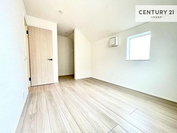 掃き出し窓がないお部屋は、お子様のお部屋としても安心です！収納スペースも充実しているので散らかったお部屋をサッと片付けられます！