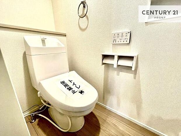 1・2階にトイレがございます！朝の忙しい時間帯も待たずにすみそうですね。白を基調とした清潔感のあるトイレでお手入れがしやすいです！