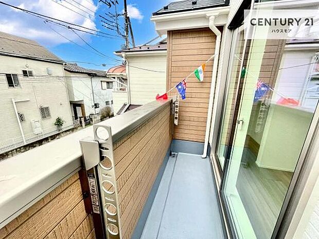 広々としているバルコニーです！お洗濯物を干すのはもちろん風に当たりながらくつろぎタイムが送れます！