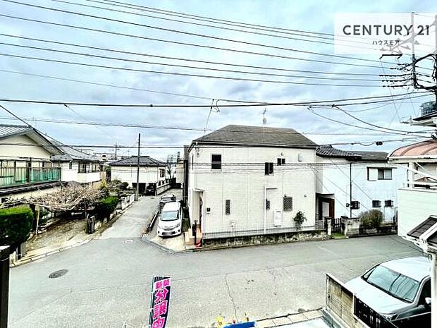 晴れた日には青い空を見渡せる開放的な時間を楽しめます。気持ちの良い風が通り抜ける街並みです！