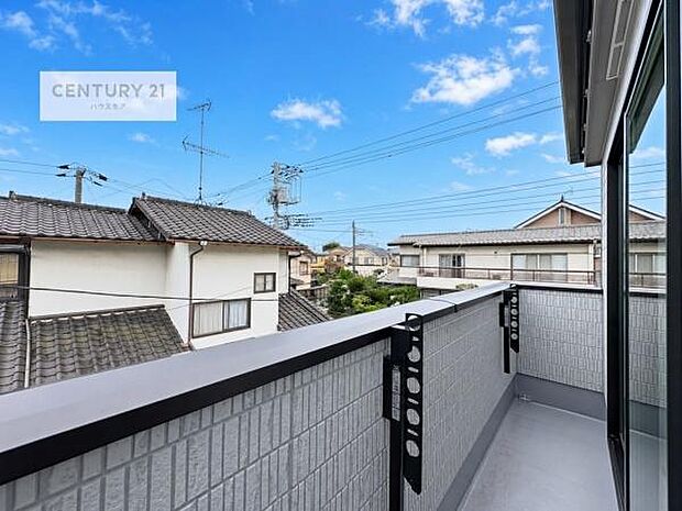 広々としているバルコニーです!お洗濯物を干すのはもちろん風に当たりながらくつろぎタイムが送れます!