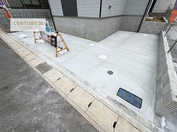 駐車スペースは2台分あります!セカンドカーはもちろん、バイクや自転車なども置き場所に困りません。