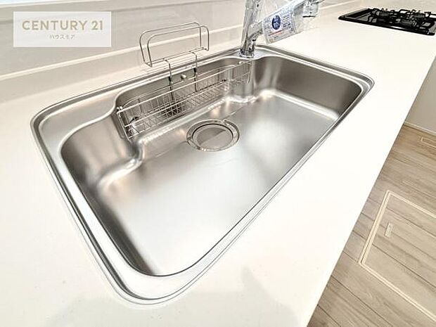 ワイドなシンクですね!水が跳ねにくく洗物がしやすい家事が楽々仕様のシステムキッチンです!デザイン性と機能性を兼ねたキッチンで清潔感がありますね!(同仕様)