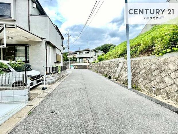 前面道路4.5m!陽当り良好な立地です。車庫入れが苦手な方も安心ですね。