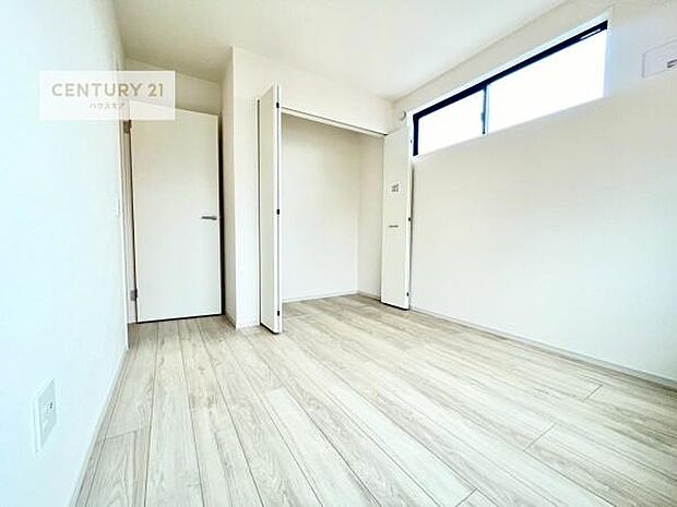 掃き出し窓がないお部屋は、お子様のお部屋としても安心です!収納スペースも充実しているので散らかったお部屋をサッと片付けられます!