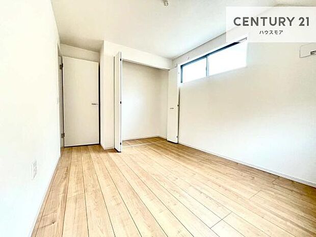 掃き出し窓がないお部屋は、お子様のお部屋としても安心です！収納スペースも充実しているので散らかったお部屋をサッと片付けられます！