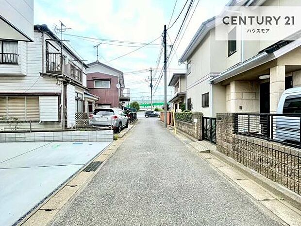 前面道路は4ｍ！陽当り良好な立地です。車庫入れが苦手な方も安心ですね。