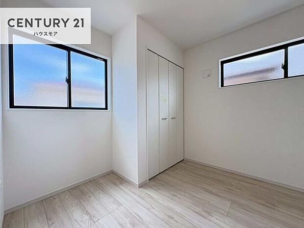 掃き出し窓がないお部屋は、お子様のお部屋としても安心です！収納スペースも充実しているので散らかったお部屋をサッと片付けられます！