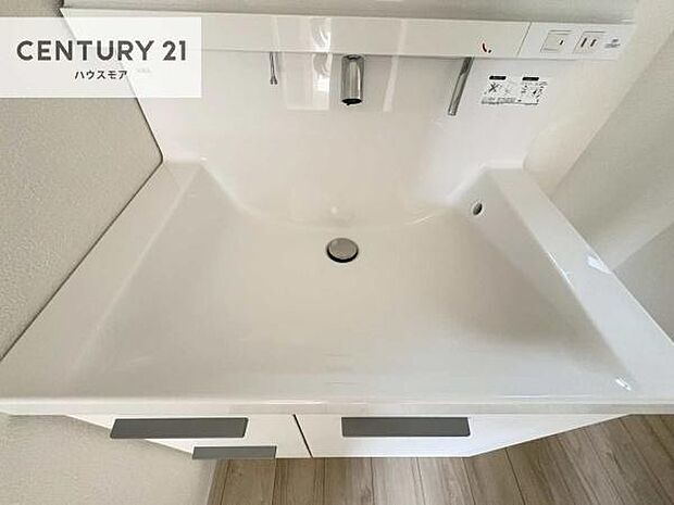 深い洗面台ボウルは、水が跳ねにくいのでお手入れが楽々！清潔感が保てます！キレイな洗面所で自分磨きのモチベーションが上がりますね！