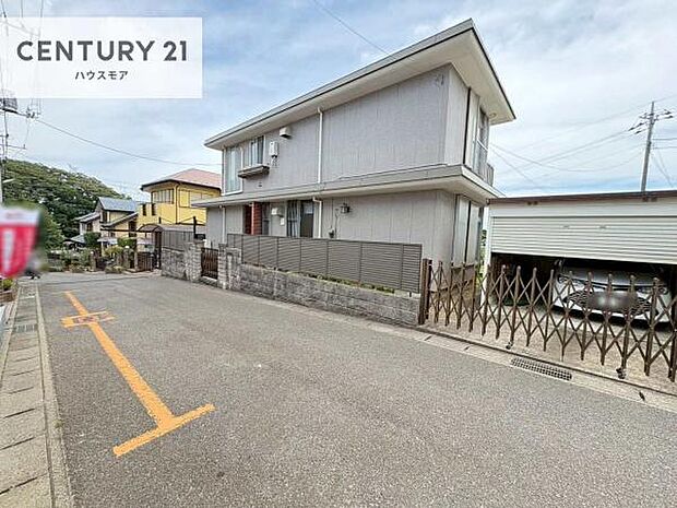 前面道路4.9ｍ！陽当り良好な立地です。車庫入れが苦手な方も安心ですね。